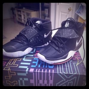 Kyrie 6 Basketball shoes( kids size 7.5)